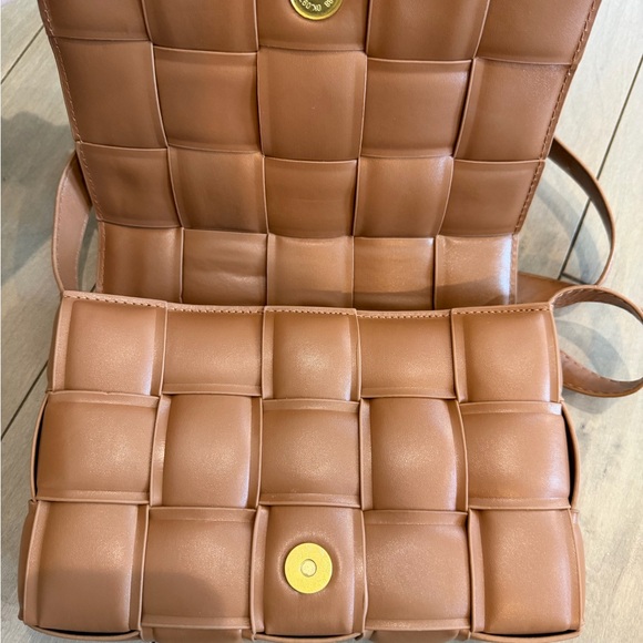 NWOT: Tan Woven Padded Cassette Crossbody Bag - Picture 2 of 9